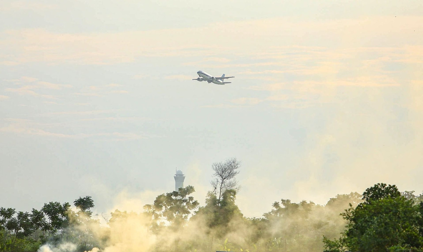 Người dân đốt rơm rạ, tạo ra khói mù mịt bao phủ, ảnh hưởng đến an toàn hàng không sân bay Nội Bài thời gian gần đây. Ảnh: Lê Khánh. Người dân đốt rơm rạ, tạo ra khói mù mịt bao phủ, ảnh hưởng đến an toàn hàng không sân bay Nội Bài thời gian gần đây. Ảnh: Lê Khánh.