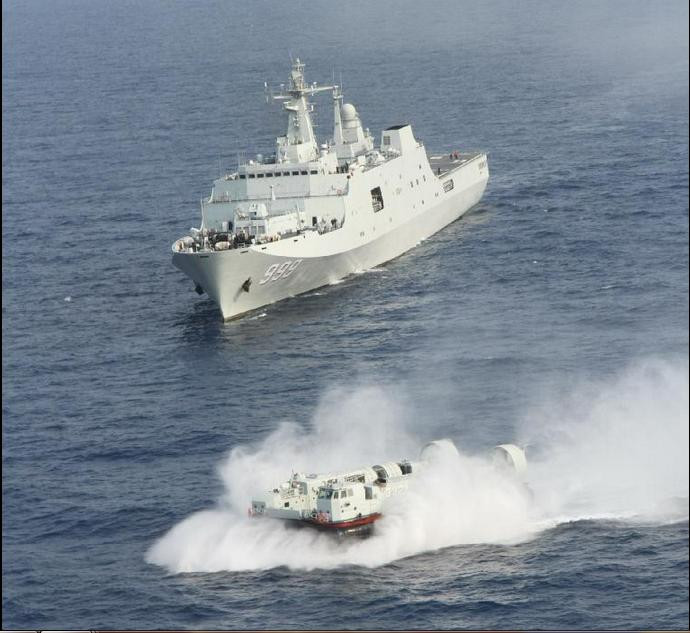 Các tàu chiến này tiến ra biển Đông sau khi rời khỏi cảng Tam Á, tỉnh Hải Nam. Các tàu chiến này tiến ra biển Đông sau khi rời khỏi cảng Tam Á, tỉnh Hải Nam.