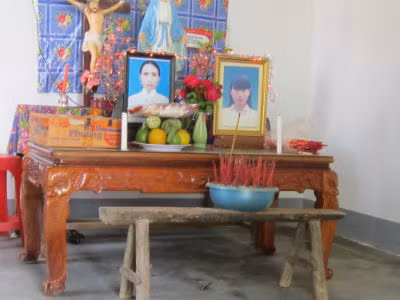 Di ảnh 2 người vợ của Nhuần (trong đó ảnh chị Khương ở bên trái)