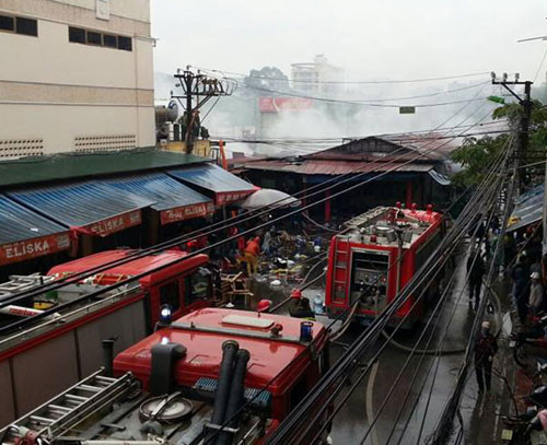 Sau khi phát hiện đám cháy, cảnh sát cứu hỏa đã cử 9 xe chữa cháy cùng hàng trăm cán bộ chiến sĩ tới hiện trường.