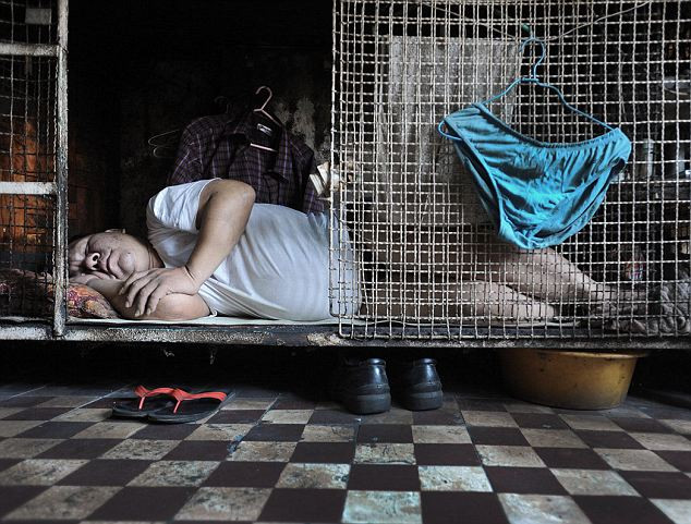 Yan Chi Leung bị bệnh nằm ở trong lồng tầng dưới cùng