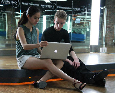 "Tôi mở những đoạn clip mà Alex và tôi đã từng tập cho Hristo xem và chúng tôi cùng trao đổi. Xem nào Hristo, chúng ta cần chọn nhạc và lên ý tưởng" .