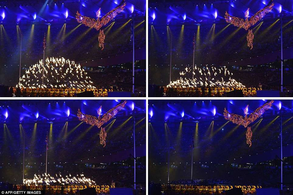 Tiếng pháo, tiếng nhạc hòa lẫn vào nhau trong đêm bế mạc . Tiếng pháo, tiếng nhạc hòa lẫn vào nhau trong đêm bế mạc