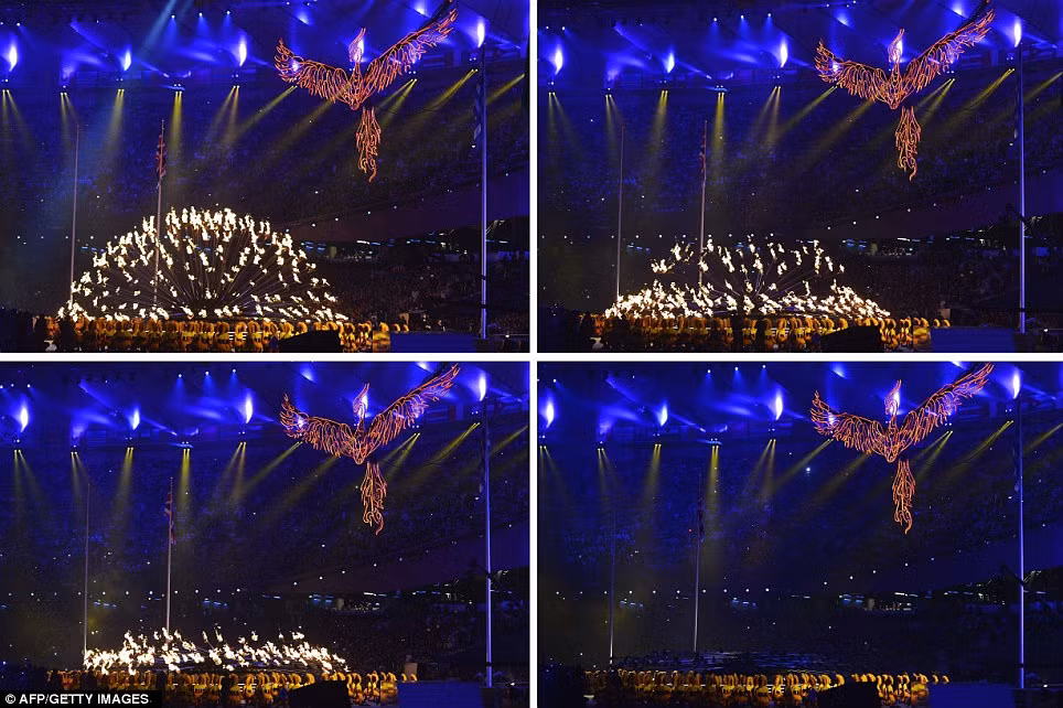 Tiếng pháo, tiếng nhạc hòa lẫn vào nhau trong đêm bế mạc 