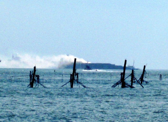 Trong khi các lực lượng chức năng đang tìm cách cứu hộ tàu Heung A - Dragon cùng số container có nguy cơ bị chìm xuống biển thì vào lúc 14h30 ngày 9/11, tàu Heung A - Dragon bốc cháy dữ dội có thể nhìn thấy rõ từ bở biển Vũng Tàu cách xa đến 4km