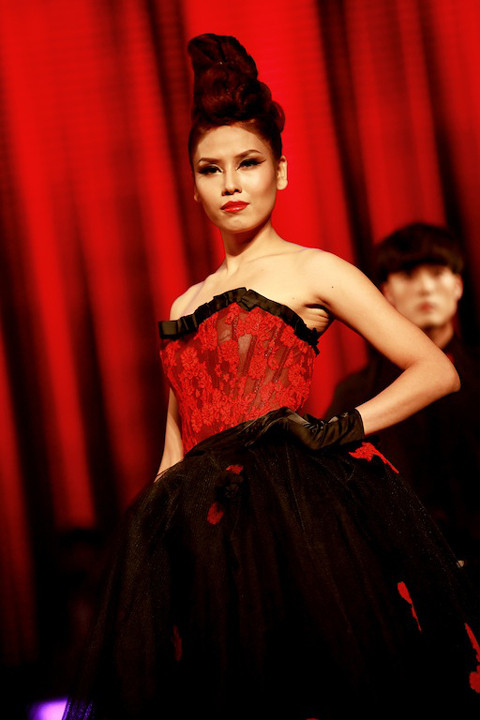 Cũng xuất hiện trên sàn diễn tối qua là Người đẹp Biển Nguyễn Thị Loan của cuộc thi Hoa hậu Việt Nam 2010