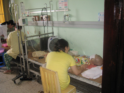 Bệnh nhi Lương Tuấn Đạt đang trải qua những ngày cấp cứu