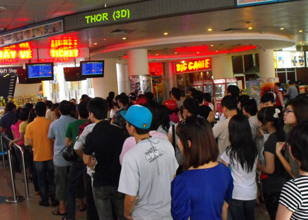 Từ 9h sáng ngày 30/4, nhiều bạn trẻ đã phải xếp hàng mua vé tạiTrung tâm chiếu phim quốc gia.