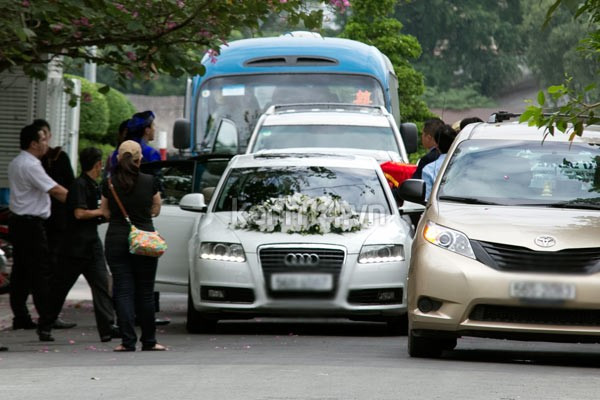 Đoàn rước dâu chuẩn bị xuất phát từ nhà chú rể