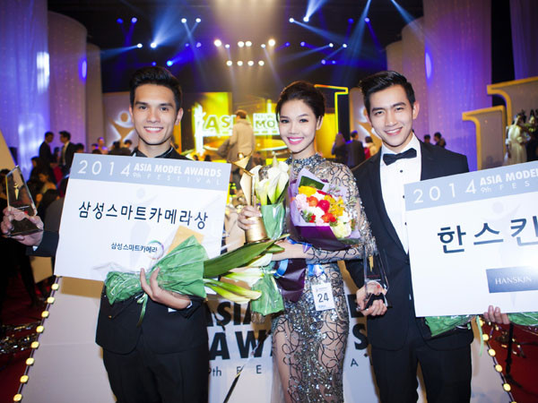 Ngọc Trinh quyến rũ trên thảm đỏ ở Hàn Quốc ảnh 10