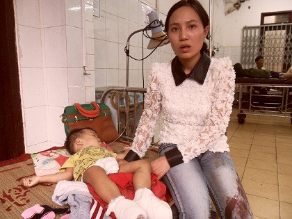 Chị Hoàng Thị Tâm Đoan cùng con trai vẫn chưa hết bàng hoàng tại Khoa cấp cứu bệnh viện Đa khoa Đắk Lắk