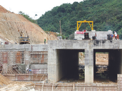 Đập và cống dẫn dòng thủy điện Đakđrinh Ảnh: Bảo Sơn