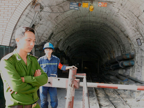 Lực lượng chức năng phong tỏa cửa lò giếng nghiêng xảy ra vụ tai nạn để khám nghiệm hiện trường điều tra nguyên nhân
