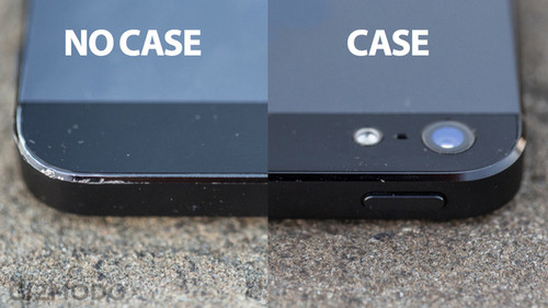 iPhone 5 bên trái không sử dụng ốp có ngoại hình thê thảm hơn hẳn model bên phải