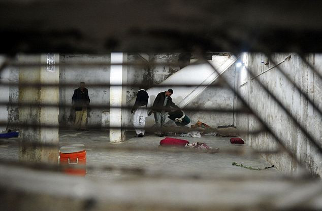 Tầng hầm khá rộng này đã xiềng xích 45 học sinh Pakistan. Ảnh: Getty Images