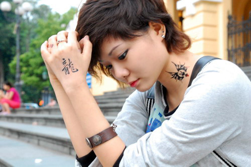 Trang Benny cho biết, thích xăm nhưng bố mẹ không cho nên xăm phun là một cách "lách luật" phụ huynh an toàn nhất. Trang Benny cho biết, thích xăm nhưng bố mẹ không cho nên xăm phun là một cách