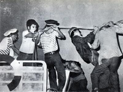 Vở "Sống mãi tuổi 17" - kịch đầu tay của đạo diễn tài hoa Lưu Quang Vũ từng được dàn dựng tại Nhà hát Tuổi trẻ. Vở "Sống mãi tuổi 17" - kịch đầu tay của đạo diễn tài hoa Lưu Quang Vũ từng được dàn dựng tại Nhà hát Tuổi trẻ.