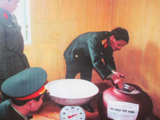 Cán bộ, chiến sĩ kiểm tra Hũ gạo tiết kiệm