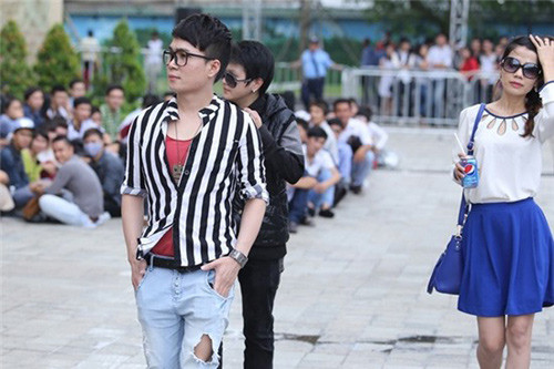 "Tôi đã dẹp tự trọng để quỳ lạy ban giám khảo mà vẫn không được," Quân Kun kể lại. "Tôi đã dẹp tự trọng để quỳ lạy ban giám khảo mà vẫn không được," Quân Kun kể lại.