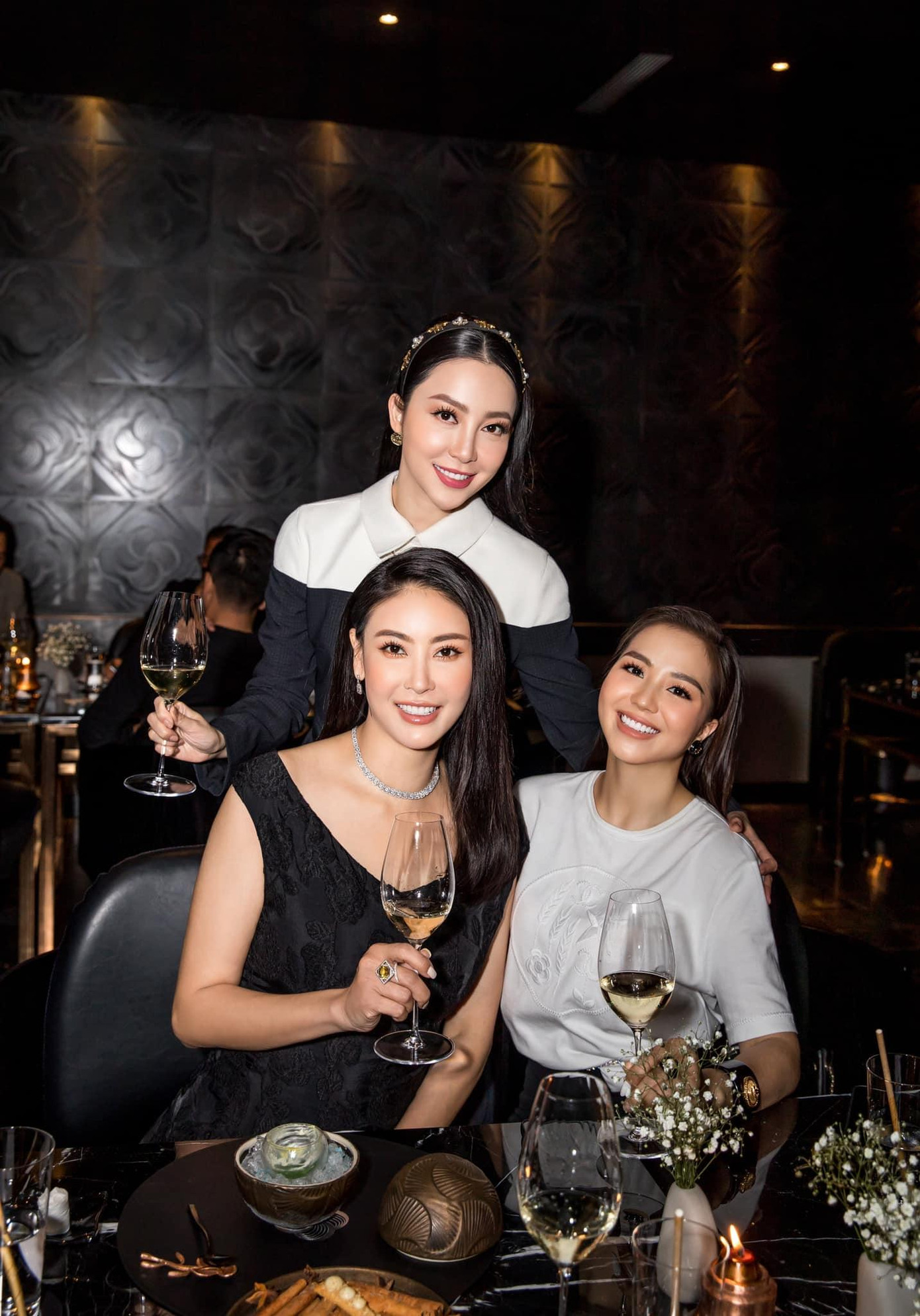 Gần 30 năm đăng quang, Hà Kiều Anh vẫn giữ vẻ trẻ trung, xuân sắc khiến nhiều người ghen tị.