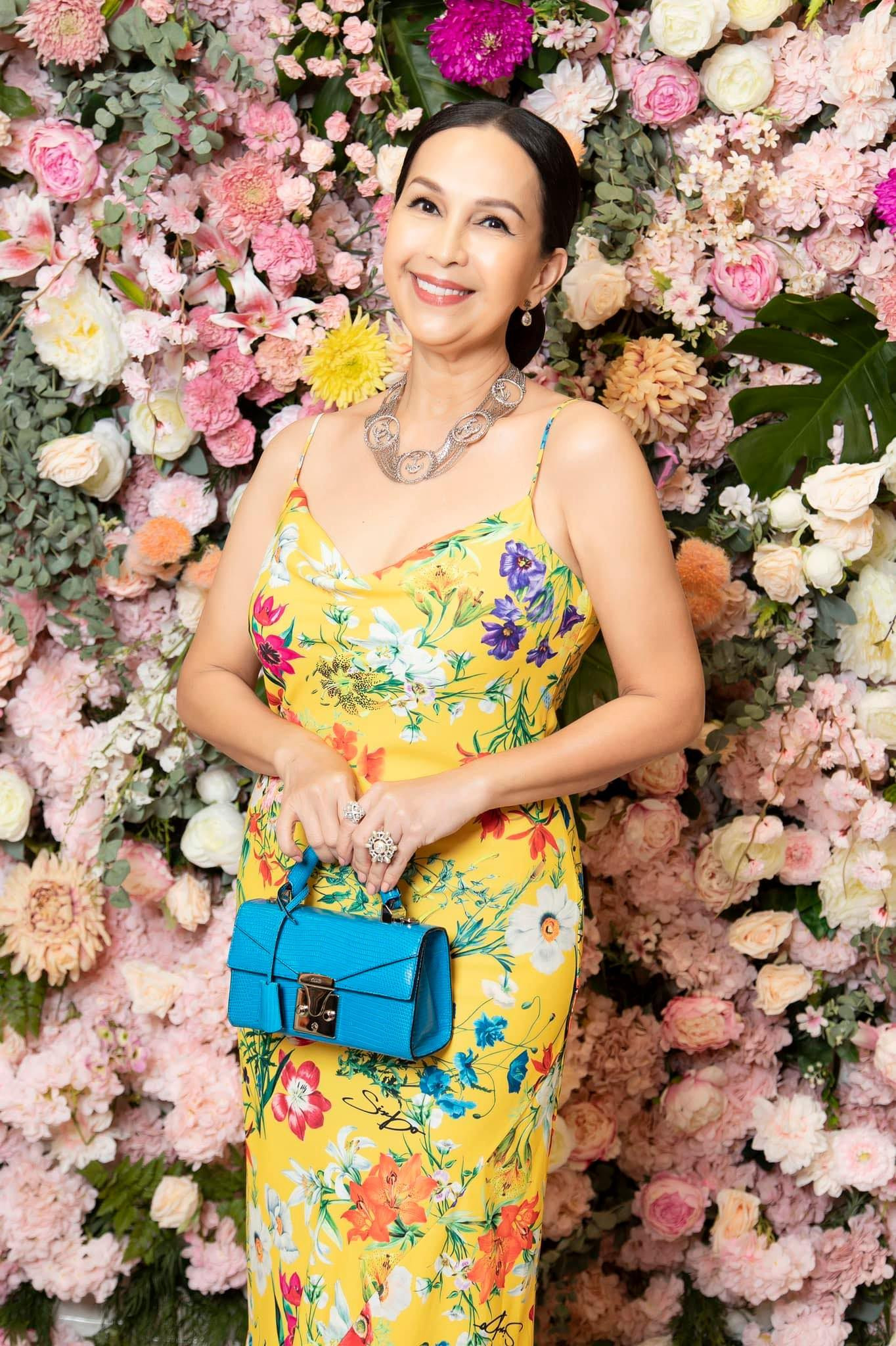 Trong sự kiện thời trang mới đây, hoa hậu Diễm My xuất hiện trong bộ đầm sang trọng tôn lên vẻ đẹp tự nhiên.