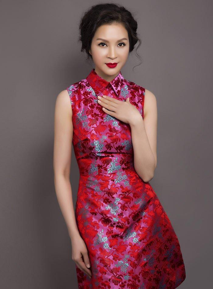 MC Thanh Mai xinh đẹp trong bộ váy rực rỡ đón Tết.