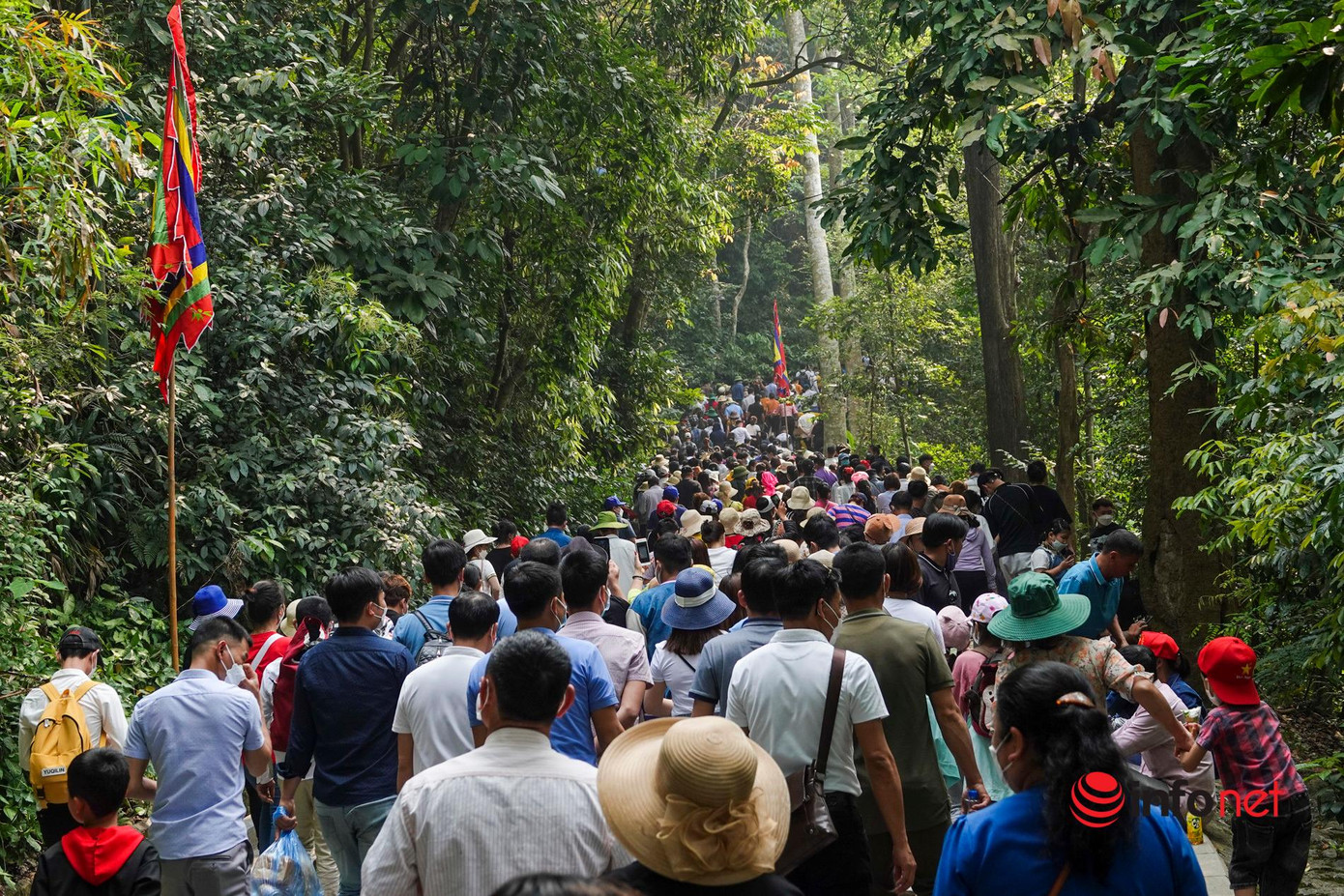 Lượng khách đổ về Đền Hùng khá đông khiến các lối lên đền Thượng luôn trong tình trạng tắc cứng.