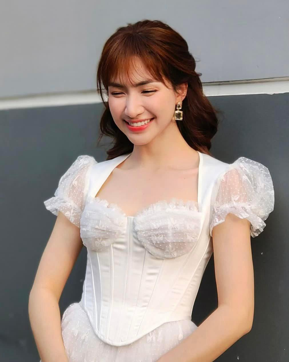 Bên cạnh giọng hát, khiếu hài hước, Hòa Minzy là một trong số những nghệ sĩ được khán giả tôn trọng, nể phục bởi cách ứng xử, hiểu biết của cô.