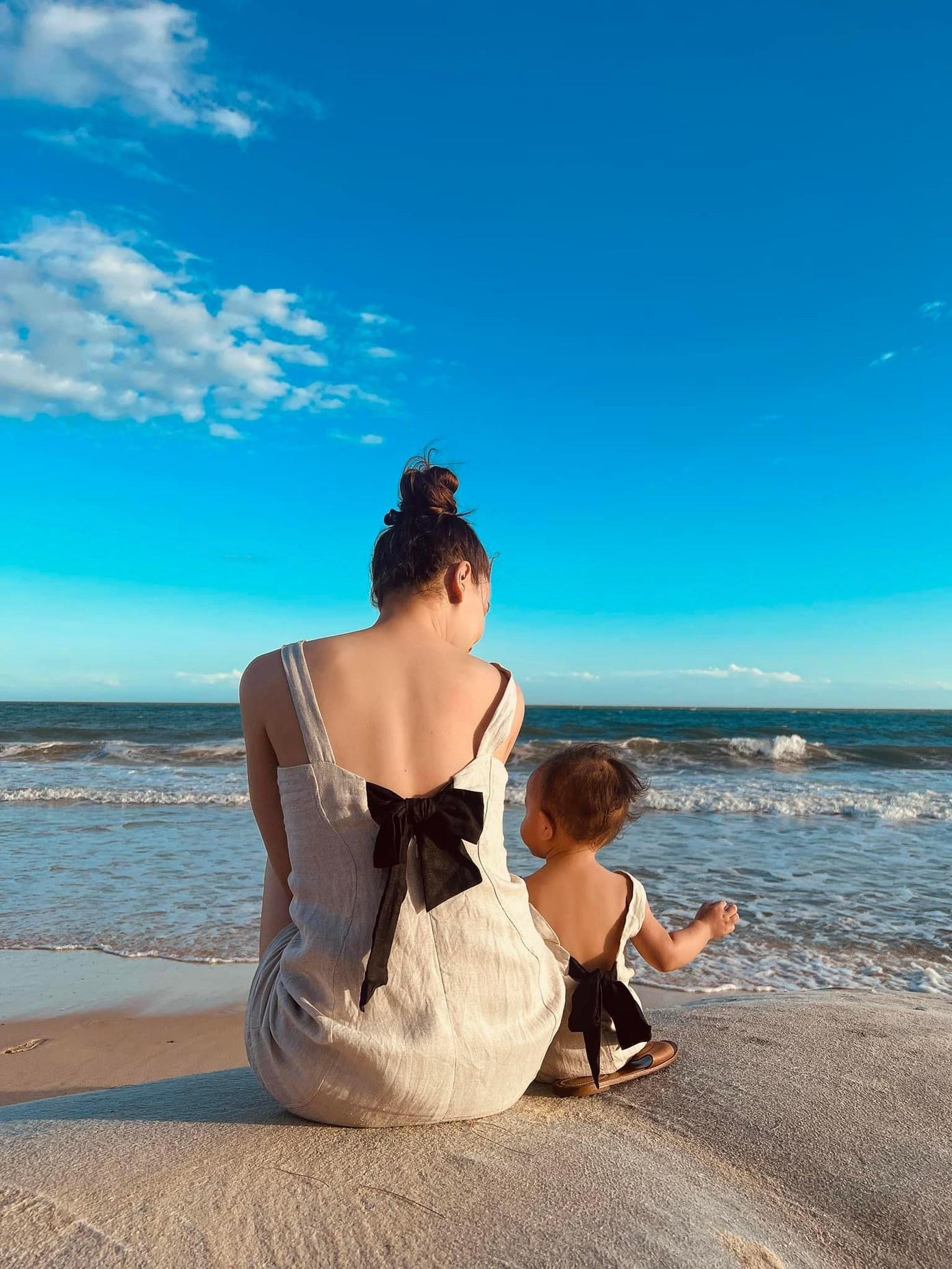 Hồ Ngọc Hà chia sẻ khoảnh khắc bình yên bên con gái Lisa. Hồ Ngọc Hà chia sẻ khoảnh khắc bình yên bên con gái Lisa.