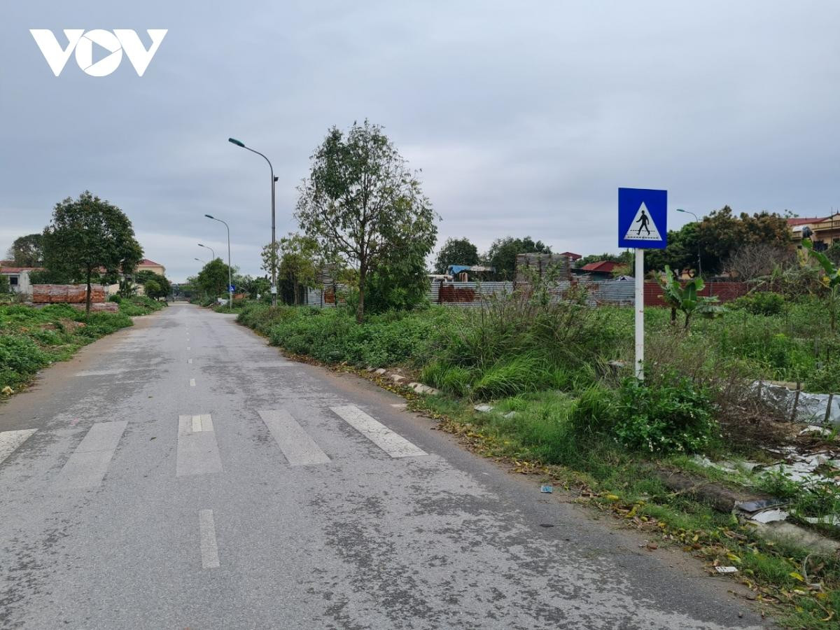 79 lô đất dự án có vị trí đắc địa lại được bán đấu giá, nhiều lô đã xây dựng nhà cửa, lán xưởng. 79 lô đất dự án có vị trí đắc địa lại được bán đấu giá, nhiều lô đã xây dựng nhà cửa, lán xưởng.