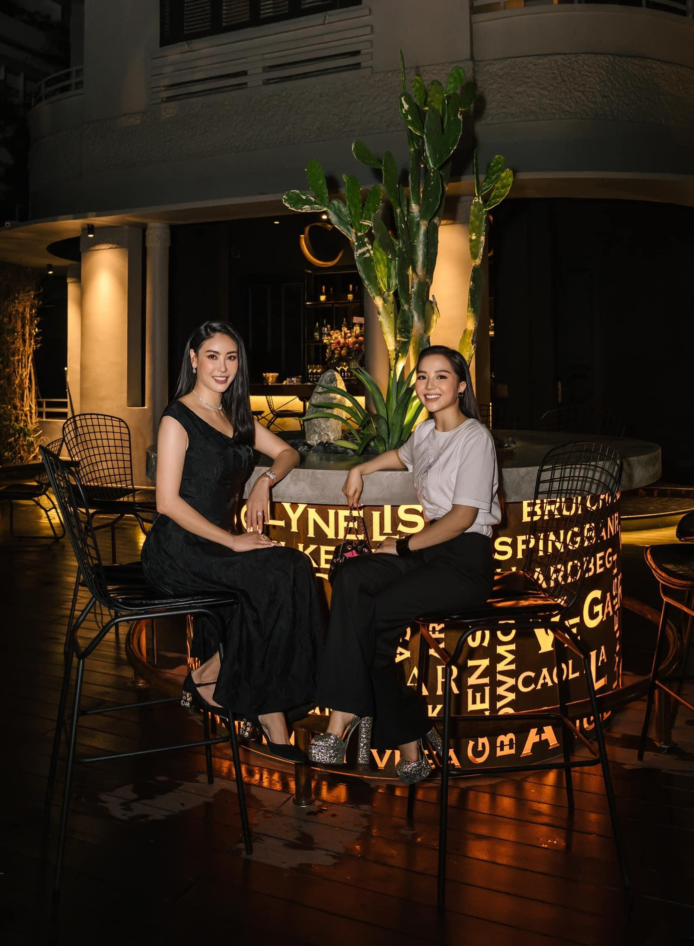 Gu thời trang sang trọng càng tôn lên vẻ rạng rỡ của người đẹp.