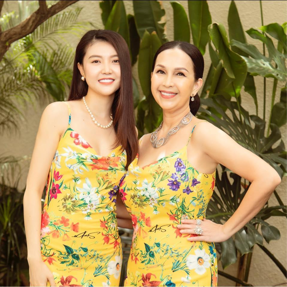 Đứng chung cùng "Nữ hoàng nhan sắc" Ngọc Duyên, Diễm My tự tin khoe vẻ trẻ trung đáng ghen tị.