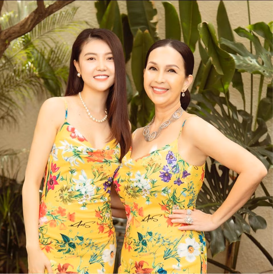 Đứng chung cùng "Nữ hoàng nhan sắc" Ngọc Duyên, Diễm My tự tin khoe vẻ trẻ trung đáng ghen tị.