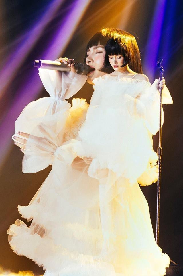 Hiền Hồ có sản phẩm đầu tay - MV Em ngày xưa khác rồi - đạt 39 triệu view trên YouTube. Ca khúc ballad sâu lắng nói về câu chuyện tình yêu tan vỡ nhanh chóng được khán giả yêu thích. Sau đó nữ ca sĩ phát hành MV Rồi người thương cũng hoá người dưng. Với thành tích hơn 77 triệu view, Đừng ai nói tôi điên với 9 triệu view trên YouTube.