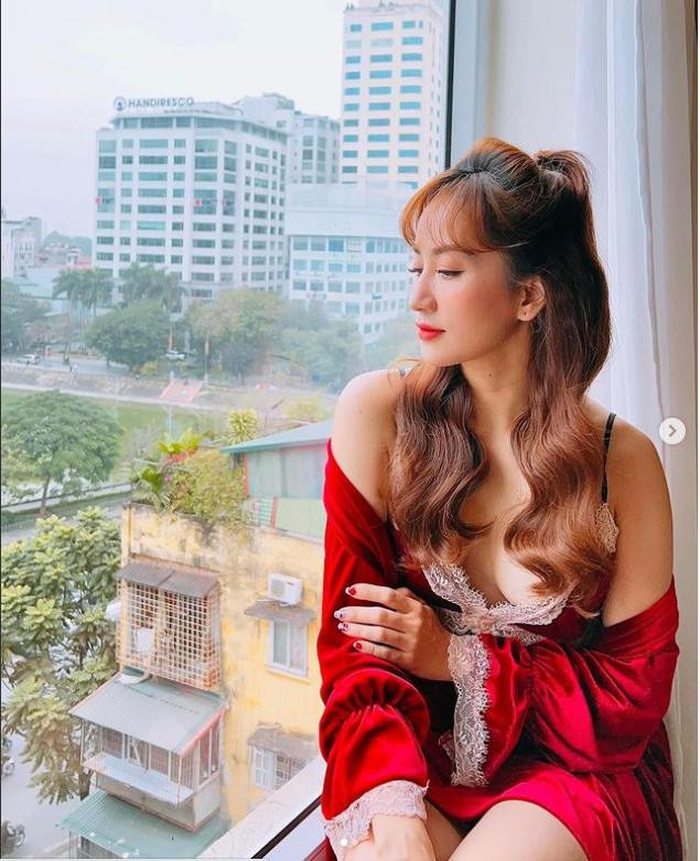 Khánh Thi gợi cảm trong đầm đỏ. Khánh Thi gợi cảm trong đầm đỏ.