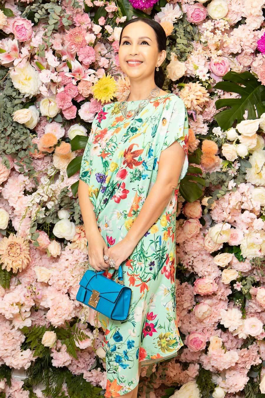 Dù đã bước sang tuổi 60 nhưng vẻ ngoài rạng rỡ, trẻ trung của Diễm My vẫn khiến nhiều người ghen tị.