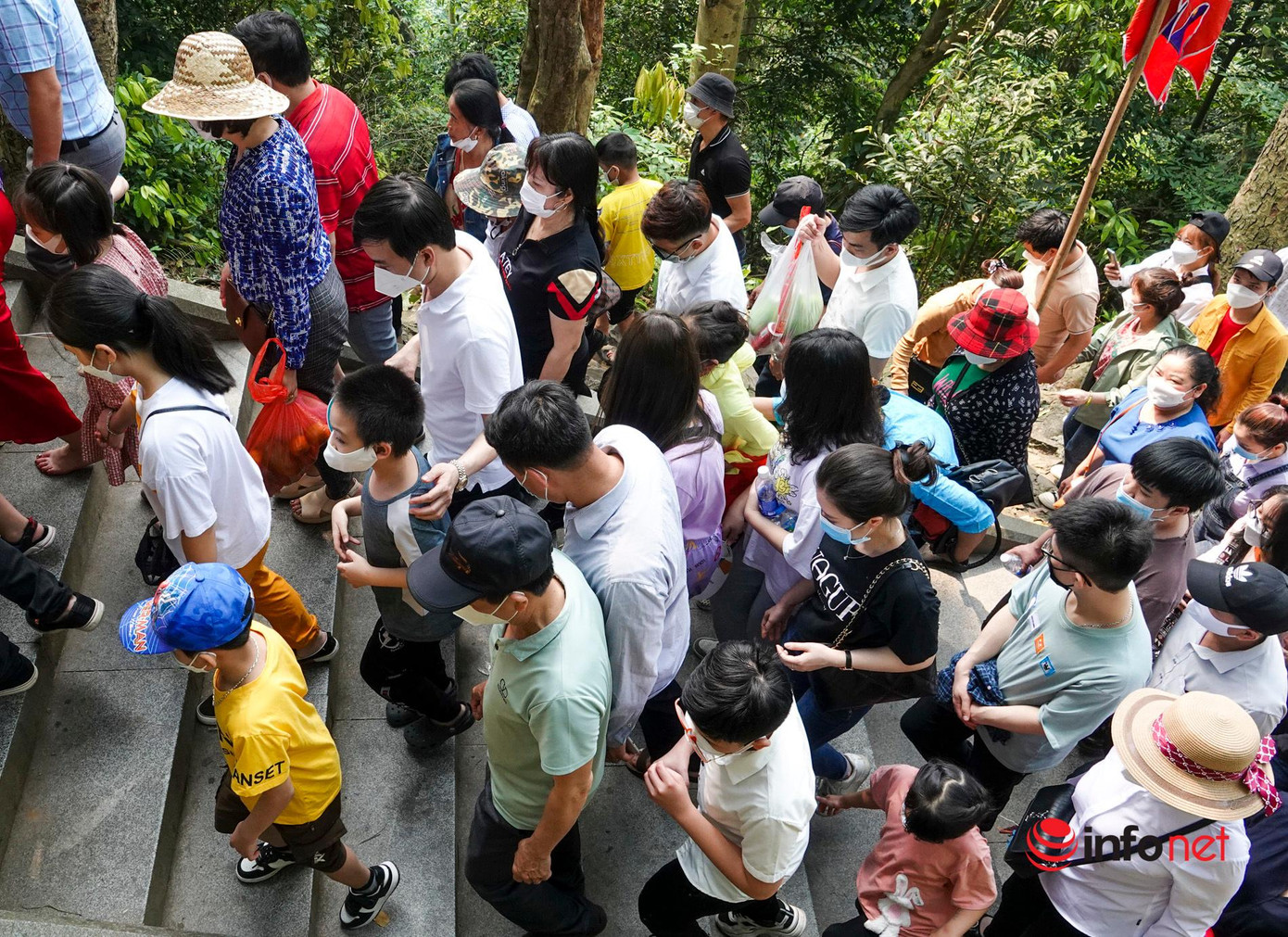 Nhiều trẻ nhỏ tỏ ra mệt mỏi khi phải chen chúc trong biển người.