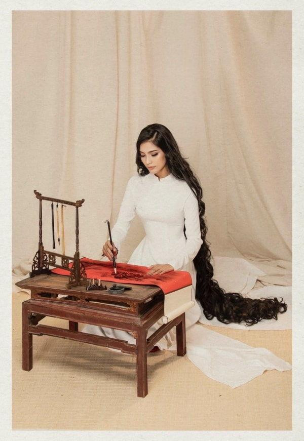 Người đẹp Trương Thị May cũng sở hữu một mái tóc dài chạm đất - điều đã tạo nên điểm ấn tượng của cô. Hình ảnh người đẹp mặc áo dài cùng mái tóc dài từng được dân mạng chia sẻ rầm rộ trên mạng xã hội.