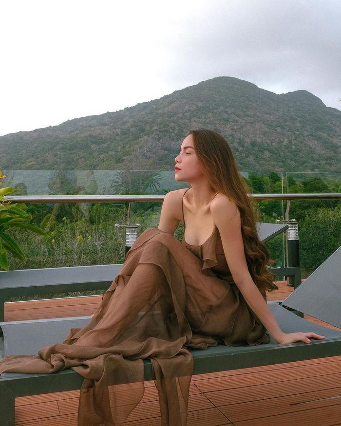 Trước đây, Hồ Ngọc Hà từng khiến nhiều khán giả xiêu lòng bởi mái tóc được nuôi dài chạm đến vòng eo.