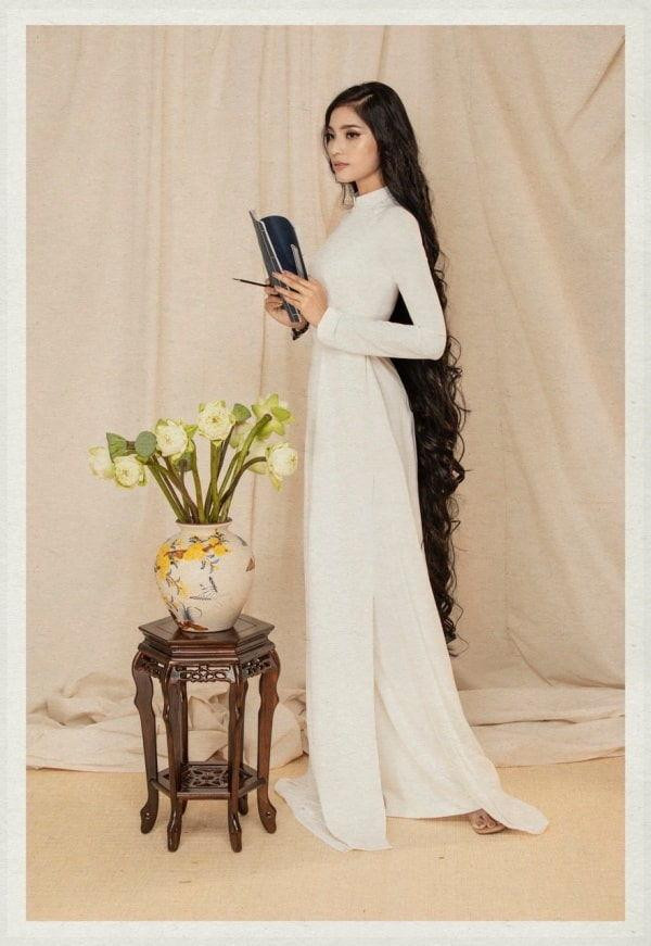 Tiết lộ thêm về việc nuôi tóc đen dài, Trương Thị May cho biết cô rất thích kiểu tóc này vì nó gắn liền với vẻ đẹp của người phụ nữ Việt Nam.