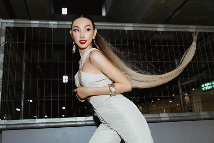 Mới đây, Hoa hậu Nguyễn Thúc Thùy Tiên xuất hiện với ngoại hình sang chảnh và quyến rũ. Đặc biệt, nàng hậu tạo ấn tượng với mái tóc dài, buộc cao.