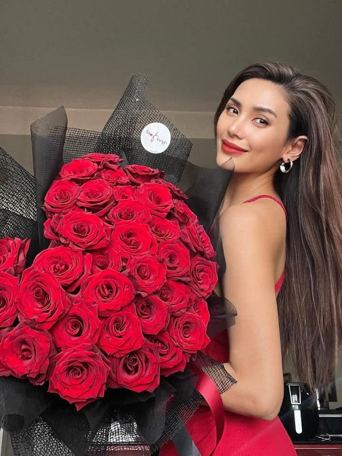 Sau 6 năm nuôi tóc, siêu mẫu quyết định thử hình ảnh tóc ngắn mới với dòng trạng thái: " Nuôi tóc 6 năm để 1 lần cắt ngắn". Quyết định này của cô khiến một số khán giả khá tiếc nuối với hình ảnh cá tính cũ.