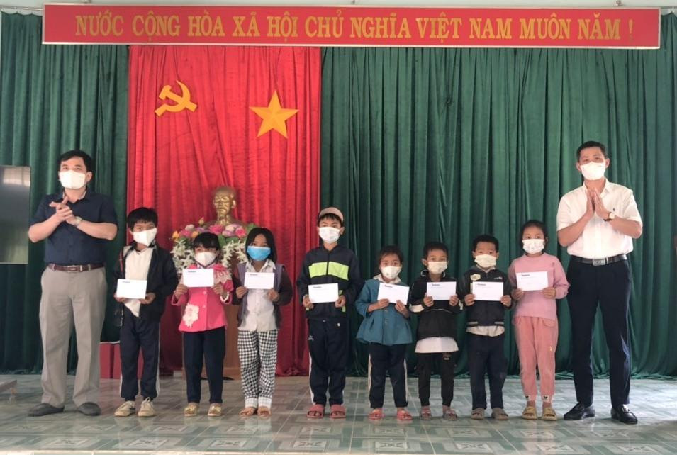 Ông Trần Tuấn Anh - Phó Vụ trưởng Vụ Tuyên truyền, Uỷ ban Dân tộc và ông Hà Hồng Long - Trưởng Ban Dự án Truyền thông, Báo Tiền Phong trao quà cho các em học sinh mồ côi và các em học sinh thuộc hộ nghèo tại xã Đắk Nhoong, huyện Đăk Glei, tỉnh Kom Tum. Ông Trần Tuấn Anh - Phó Vụ trưởng Vụ Tuyên truyền, Uỷ ban Dân tộc và ông Hà Hồng Long - Trưởng Ban Dự án Truyền thông, Báo Tiền Phong trao quà cho các em học sinh mồ côi và các em học sinh thuộc hộ nghèo tại xã Đắk Nhoong, huyện Đăk Glei, tỉnh Kom Tum.