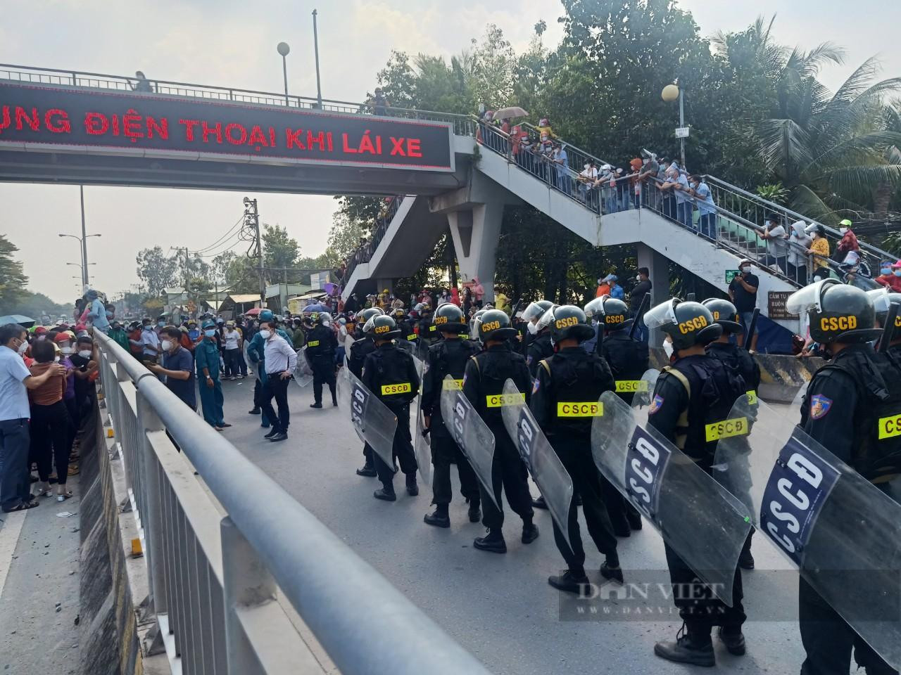 Lực lượng chức năng kịp thời kêu gọi công nhân giải tán trở về công ty để được giải quyết. Ảnh: Nha Mẫn