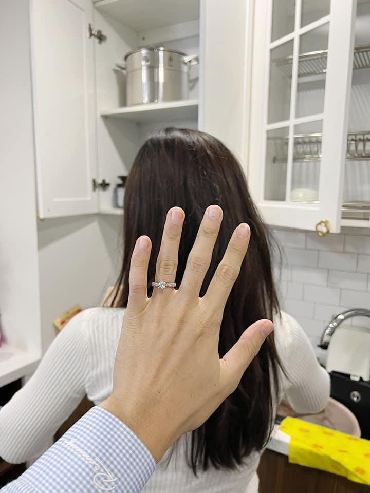 Các khoảnh khắc nàng hậu không chú ý, nam diễn viên dí dỏm chụp ảnh khoe nhẫn đằng sau lưng.