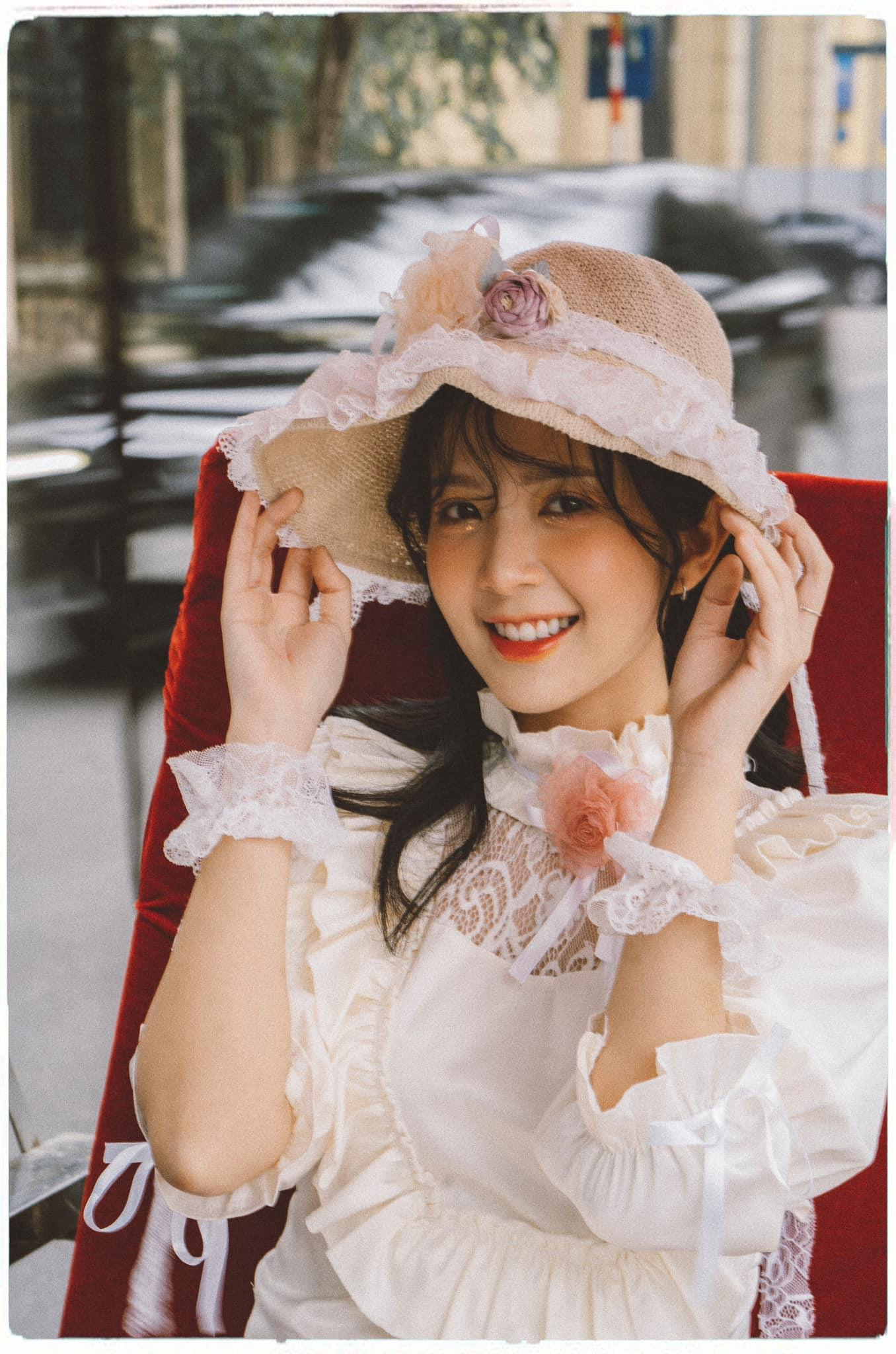 Lựa chọn phong cách nàng thơ, Ngọc Huyền dễ dàng thu hút nhiều ánh nhìn bởi nhan sắc trẻ trung, nhiều sức sống. Lựa chọn phong cách nàng thơ, Ngọc Huyền dễ dàng thu hút nhiều ánh nhìn bởi nhan sắc trẻ trung, nhiều sức sống.