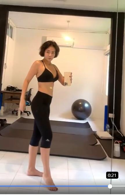 Trong clip, dù tạo dáng ở nhiều góc, khán giả dễ thấy hình thể săn chắc của nữ ca sĩ.
