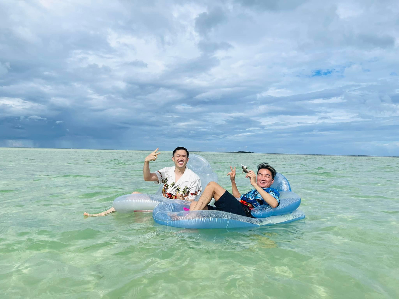 Đàm Vĩnh Hưng đăng tải khoảnh khắc du lịch cùng Dương Triệu Vũ. Đàm Vĩnh Hưng đăng tải khoảnh khắc du lịch cùng Dương Triệu Vũ.