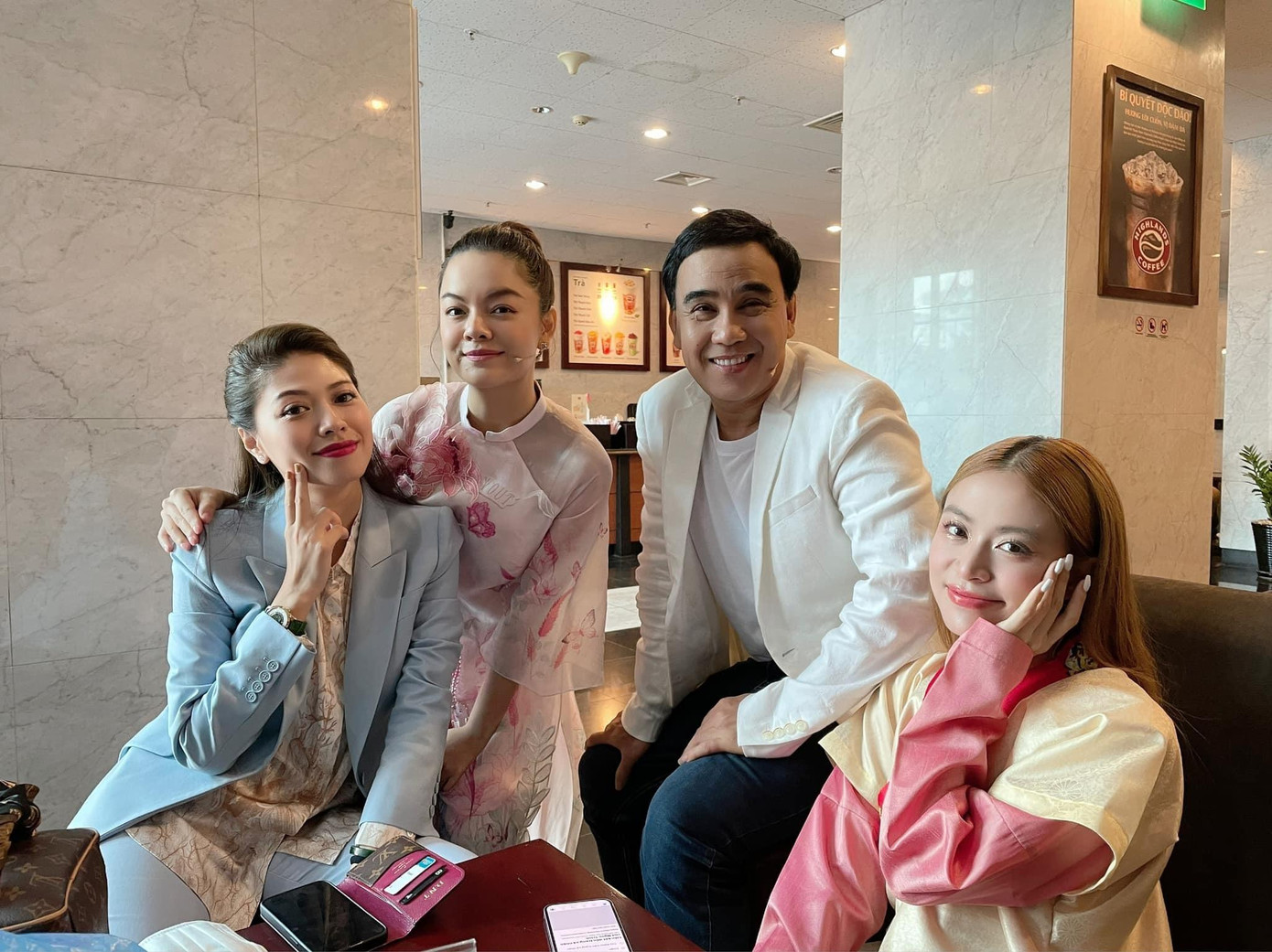 BTV Ngọc Trinh xuất hiện rạng rỡ cùng Quyền Linh, Phạm Quỳnh Anh và Hoàng Thùy Linh. BTV Ngọc Trinh xuất hiện rạng rỡ cùng Quyền Linh, Phạm Quỳnh Anh và Hoàng Thùy Linh.