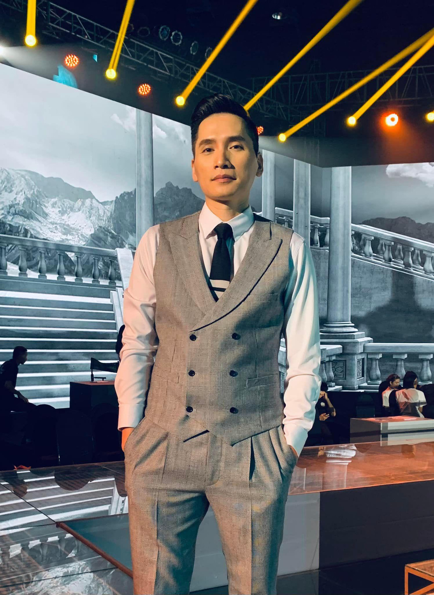 Trên trang cá nhân, BTV Quốc Khánh chia sẻ: "Mang tiền về cho mẹ" - Dòng trạng thái theo xu hướng của nam MC nhanh chóng thu hút nhiều sự tương tác của nghệ sĩ và khán giả. Trên trang cá nhân, BTV Quốc Khánh chia sẻ: "Mang tiền về cho mẹ" - Dòng trạng thái theo xu hướng của nam MC nhanh chóng thu hút nhiều sự tương tác của nghệ sĩ và khán giả.